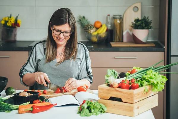 Happy Woman Cutting Organic Pepper Cutting Board Kitchen Table Улыбающаяся — стоковое фото