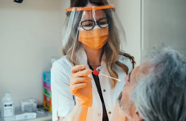 Dokter Beschermende Werkkleding Neemt Keeluitstrijkje Test Van Jonge Vrouw Het — Stockfoto