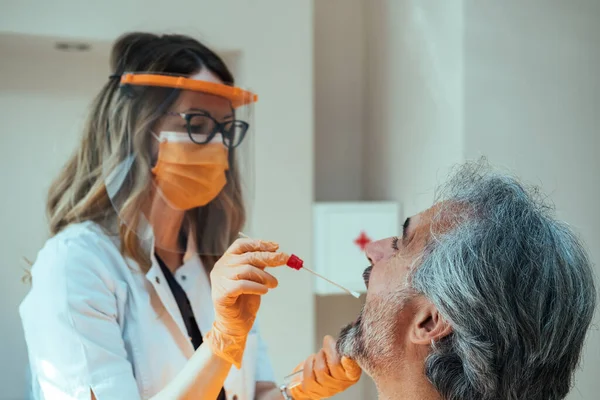 Médica Roupa Trabalho Protetora Fazendo Teste Troca Garganta Paciente Maduro — Fotografia de Stock