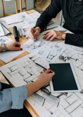 Tanımlanamayan Mobilya Tasarımcısı Ekibi Dijital Tablet ve Tasarımlar kullanarak Yeni Bir İş Projesinde Birlikte Çalışıyor