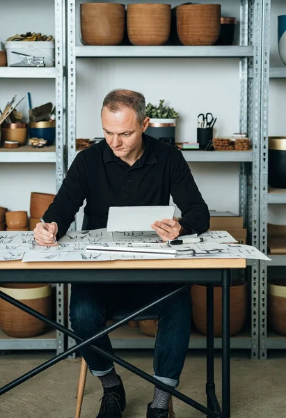 Arquitecto Trabajando Una Tableta Digital Oficina Ingeniero Serio Sentado Escritorio — Foto de Stock