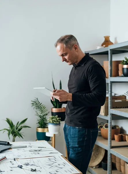 Komoly Építész Egy Digitális Tableten Dolgozik Irodájában Sikeres Mérnök Digitális — Stock Fotó