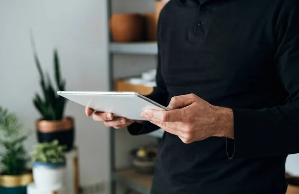 Foto Ravvicinata Architect Hands Holding Digital Tablet Analyzing Construction Project — Foto Stock