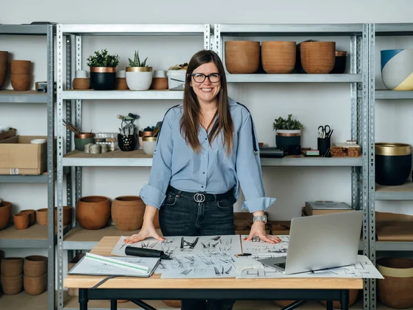 Portret Van Vrolijke Glimlachende Vrouwelijke Meubelontwerper Die Werkt Haar Kantoor — Stockfoto