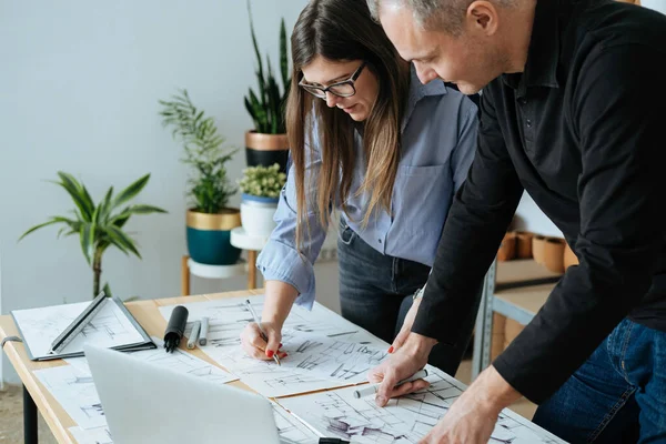 Mobilya Tasarımcısı Ekibi Yeni İş Projeleri üzerinde Birlikte Çalışıyor