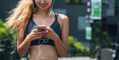 Açık havada cep telefonu kullanan Kadın Ellerinin Kapanış Fotoğrafı