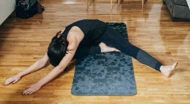 Anonim bir kadın ev ödevi yapıyor.