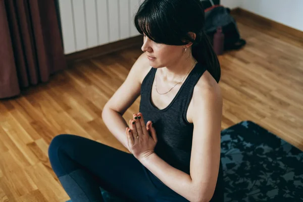 Γυναίκα Στη Namaste Yoga Θέση Στο Σπίτι Όμορφη Γυναίκα Αθλητικά — Φωτογραφία Αρχείου