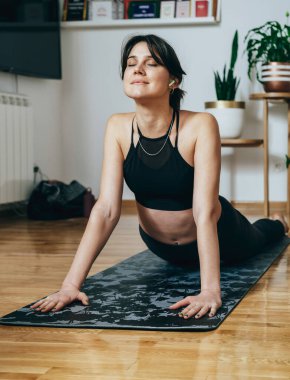 Sabahları Yoga Çalışırken Kablosuz Kulaklıkla Müzik Dinleyen Kadın