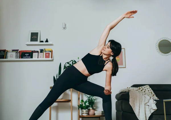 Smiling Woman Practicing Yoga Πρωί Στέκεται Στο Extended Side Angle — Φωτογραφία Αρχείου