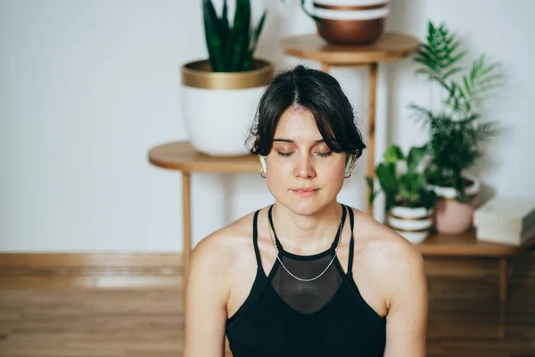 Cerca Foto Una Mujer Escuchando Música Auriculares Inalámbricos Mientras Medita — Foto de Stock