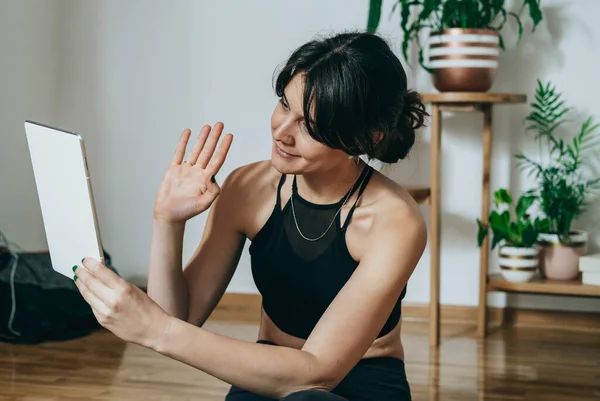 Happy Woman Streaming Online Yoga Class Κατά Διάρκεια Της Πανδημίας — Φωτογραφία Αρχείου