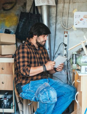 Mühendis, atölyesinde Robot Kolu Tasarlamak için Dijital Tablet Kullanıyor