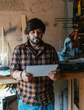 Ciddi Marangoz atölyesinde Dijital Tablet Kullanıyor