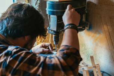 Tanımlanamayan Marangoz Matkap Basın Makinesi ile çalışıyor