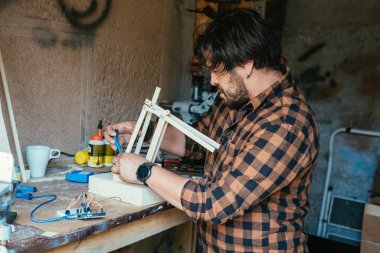 Yakışıklı Mühendis Robot Kolu üzerinde çalışıyor
