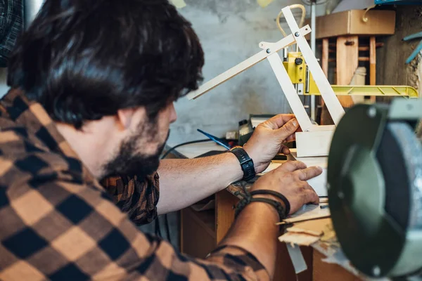 Ingeniero Irreconocible Ensamblando Brazo Robot Hombre Anónimo Haciendo Brazo Robótico — Foto de Stock