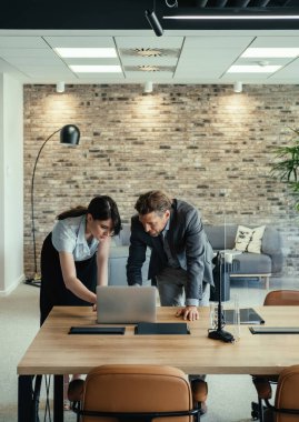 İşteyken Dizüstü bilgisayar kullanan iki meslektaşım