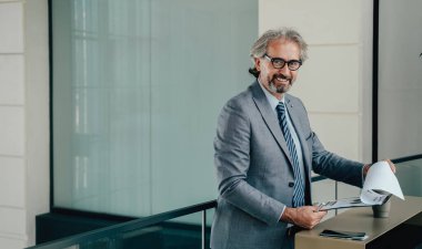 Havaalanındaki Olgun İşadamı Sigorta Analiz Belgeleri Portresi