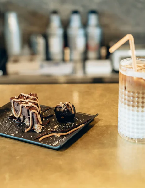 Uma Fatia Bolo Vegan Chocolate Café Gelado Bar Uma Cafeteria — Fotografia de Stock