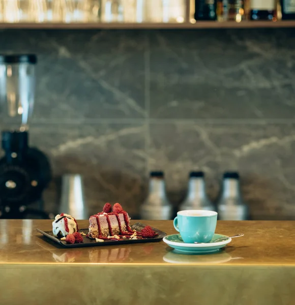 Uma Fatia Bolo Framboesa Xícara Café Expresso Balcão Golden Bar — Fotografia de Stock