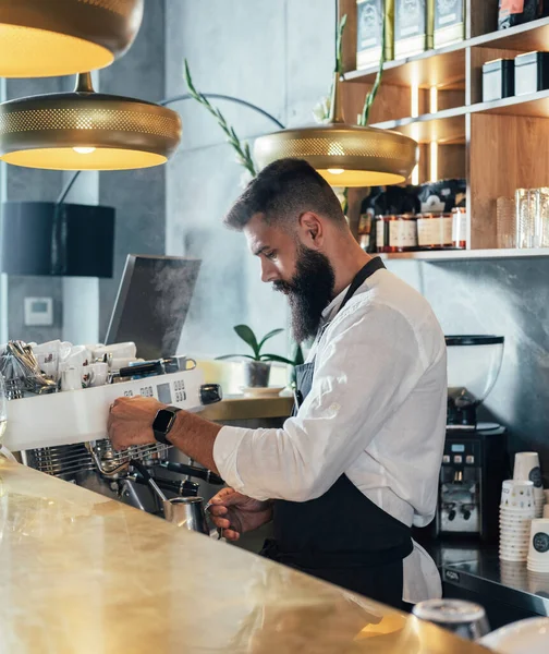 Jóképű Szakállas Barista Aki Kávéskávégépen Főzi Cappuccinót Kávézóban — Stock Fotó