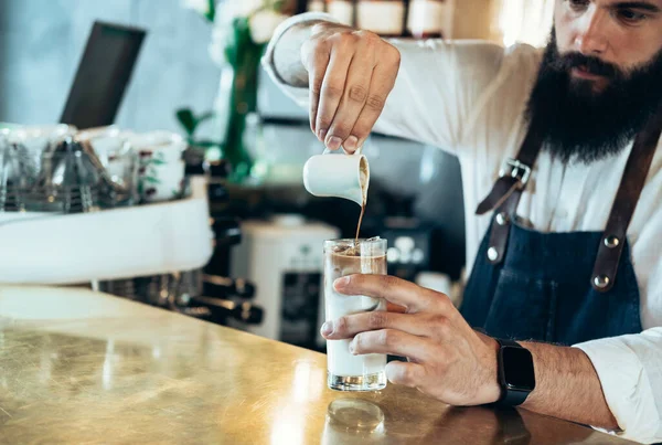 Férfi Kezek Jeges Kávét Készítenek Bárban Egy Kávézóban Felismerhetetlen Pincér — Stock Fotó