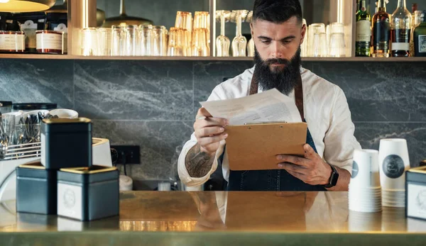 Jóképű Barista Leltárt Készít Termékekről Egy Kávézóban Komoly Pincér Szakállal — Stock Fotó