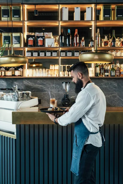 Jóképű Pincér Jeges Kávét Desszertet Visz Tálcán Professzionális Barista Áll — Stock Fotó