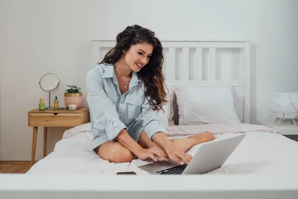 Χαρούμενη Χαμογελαστή Επιχειρηματίας Πουκάμισο Κάθεται Ένα Κρεβάτι Και Πληκτρολογώντας Κάτι — Φωτογραφία Αρχείου