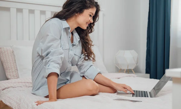 Gelukkig Zakenvrouw Met Behulp Van Laptop Computer Haar Slaapkamer — Stockfoto