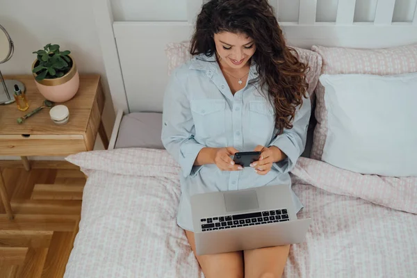 Tişörtlü Mutlu Kadınının Yüksek Açılı Görüntüsü Evde Bilgisayarında Çalışırken Akıllı — Stok fotoğraf