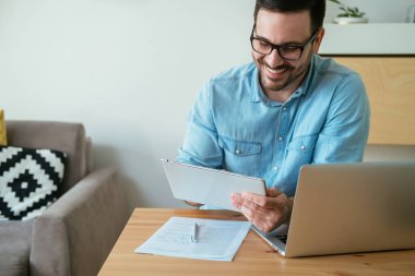 Mutlu İş Adamı Evde Çalışırken Dijital Tablet Kullanıyor