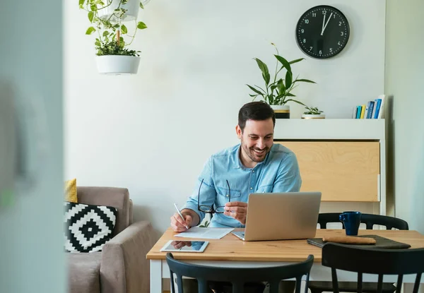 Uomo Affari Felice Che Lavora Casa Sul Suo Computer Portatile — Foto Stock