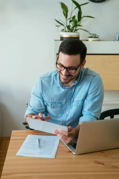 Allegro Uomo Affari Sorridente Che Guarda Legge Qualcosa Sul Suo — Foto Stock