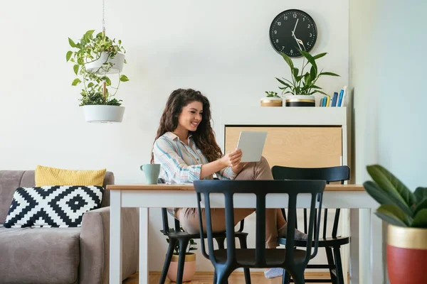 Mulher Negócios Feliz Usando Tablet Digital Home Office Empresária Sorridente — Fotografia de Stock
