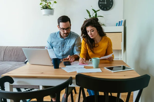 Seriöses Paar Zahlt Hause Rechnungen Gestresste Männer Und Frauen Sprechen — Stockfoto