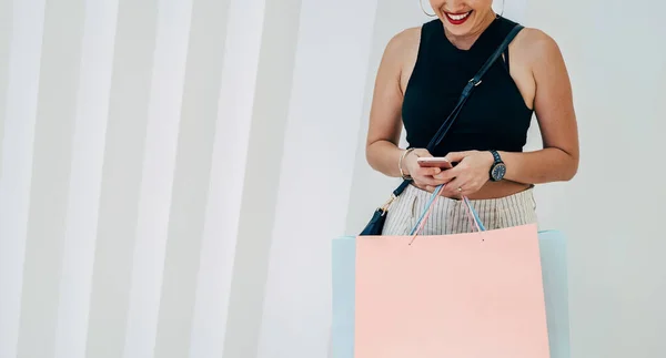 Uma Mulher Anônima Usando Telefone Celular Segurando Sacos Compras Enquanto — Fotografia de Stock