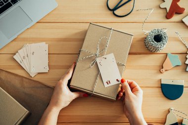 İsimsiz bir kadının mağazasında Clay 'in Noel süslerini dağıtırkenki görüntüsü.