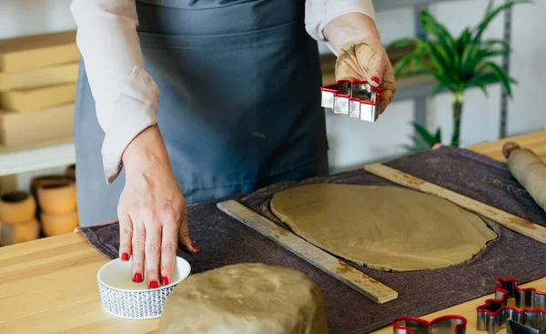 Närbild Foto Kvinna Händer Att Göra Juldekorationer Clay Hennes Workshop — Stockfoto