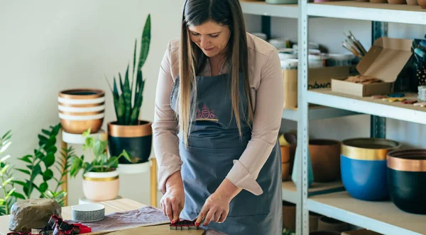 Mujer Feliz Potter Haciendo Adornos Navidad Arcilla Taller — Foto de Stock