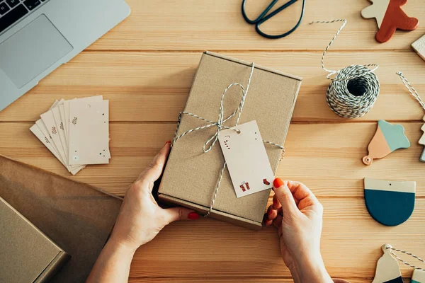 İsimsiz bir kadının mağazasında Clay 'in Noel süslerini dağıtırkenki görüntüsü.