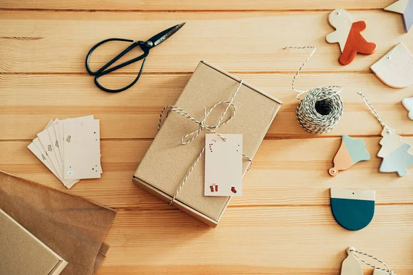 Anonim bir karton kutunun mağazada teslimata hazır olduğu masa üstü görüntüsü.