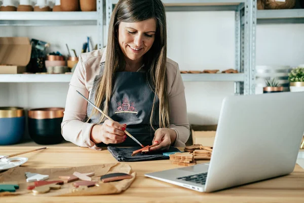 Glimlachende Zakenvrouw Een Schort Met Behulp Van Haar Laptop Computer — Stockfoto