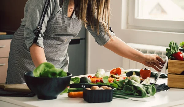 Felismerhetetlen Olvasás Recept Egy Digitális Tabletta Főzés Közben Egészséges Ebéd — Stock Fotó