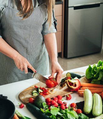Kadın Ellerinin Mutfak Masasında Taze Sebze Keserken Yakın Çekim Fotoğrafı