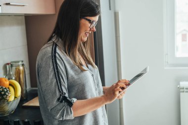 Gülümseyen İş Kadını Evde Dijital Tablet Kullanıyor