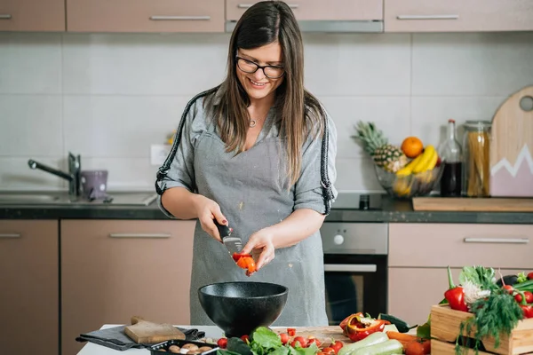 Glimlachende Vrouw Apron Zetten Gesneden Tomaat Een Salade Schaal Een — Stockfoto