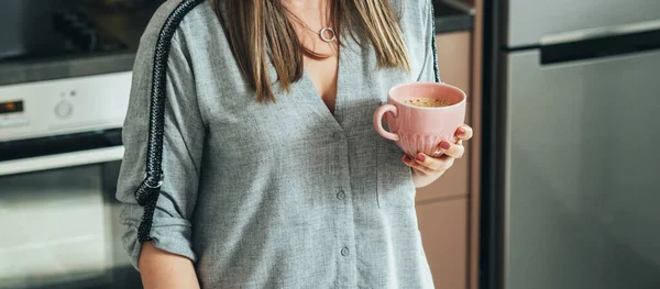 Een Anonieme Zakenvrouw Die Koffie Drinkt Terwijl Keuken Staat — Stockfoto