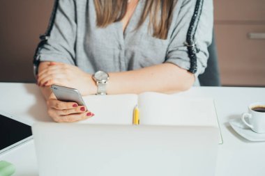 İç İşleri Masasında Kadın Ellerinin Cep Telefonu Kullanışının Fotoğrafını Kapat